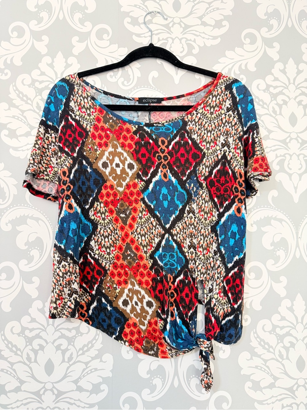 💫10/$25 • Eclipse Women's Multicolor Geometric Tie-Hem Top